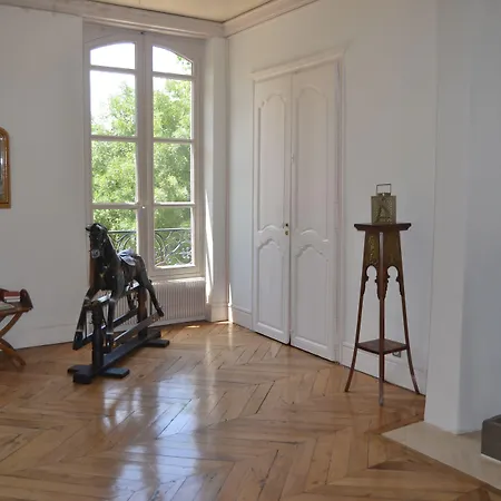 Logis - Le Saint Marcel Hotell