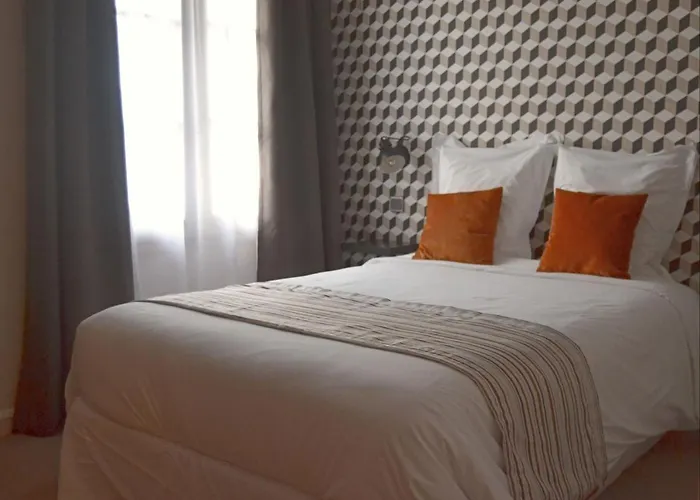 Logis Hotels - Le Saint Marcel מלון 2*
