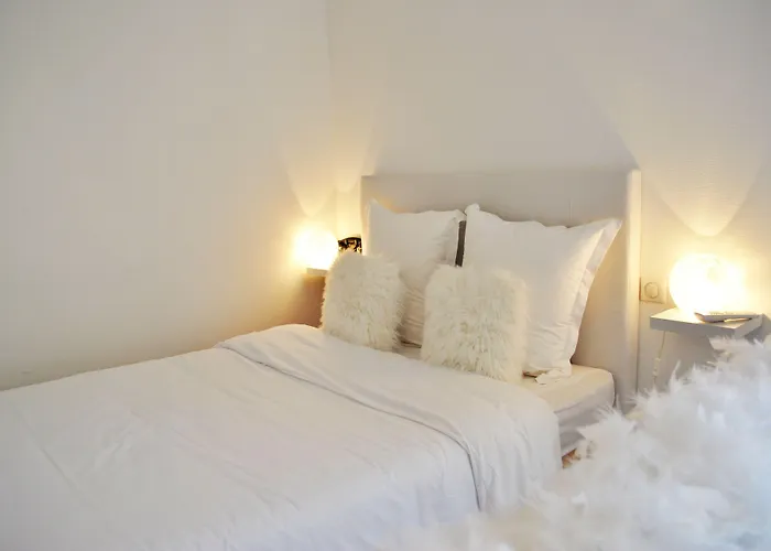 מלון Logis Hotels - Le Saint Marcel