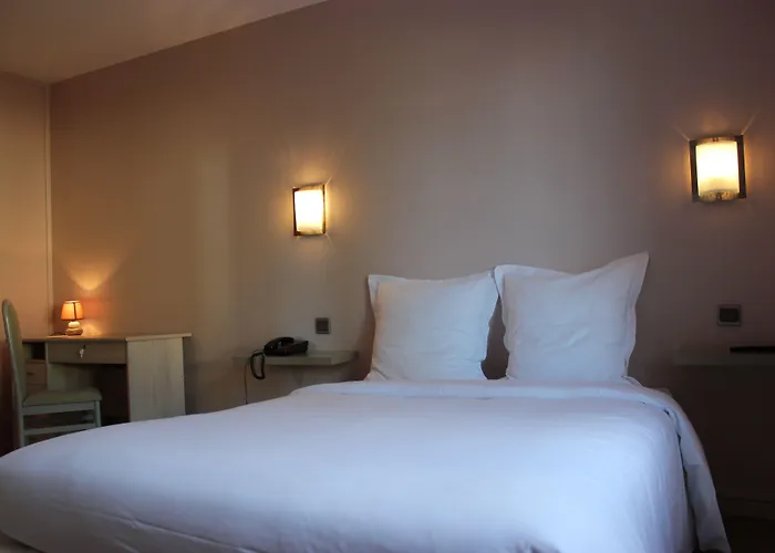 Logis Hotels - Le Saint Marcel מלון 2*