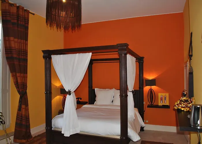 Logis Hotels - Le Saint Marcel מלון 2*