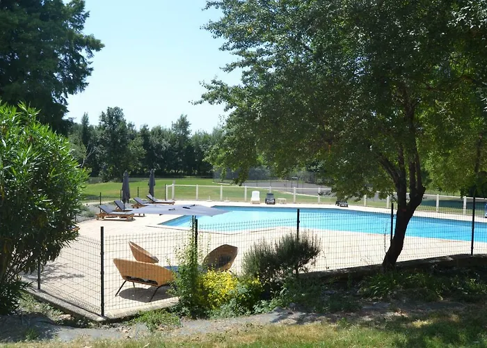 מלון Logis Hotels - Le Saint Marcel 2*