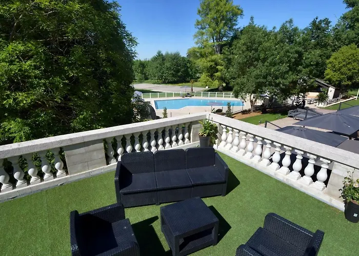 מלון Logis Hotels - Le Saint Marcel 2*